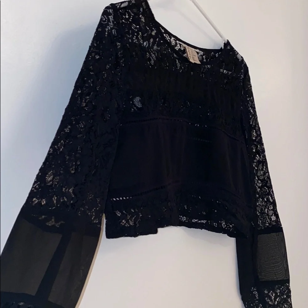 BLACK‎ lace long sleeve crop top
